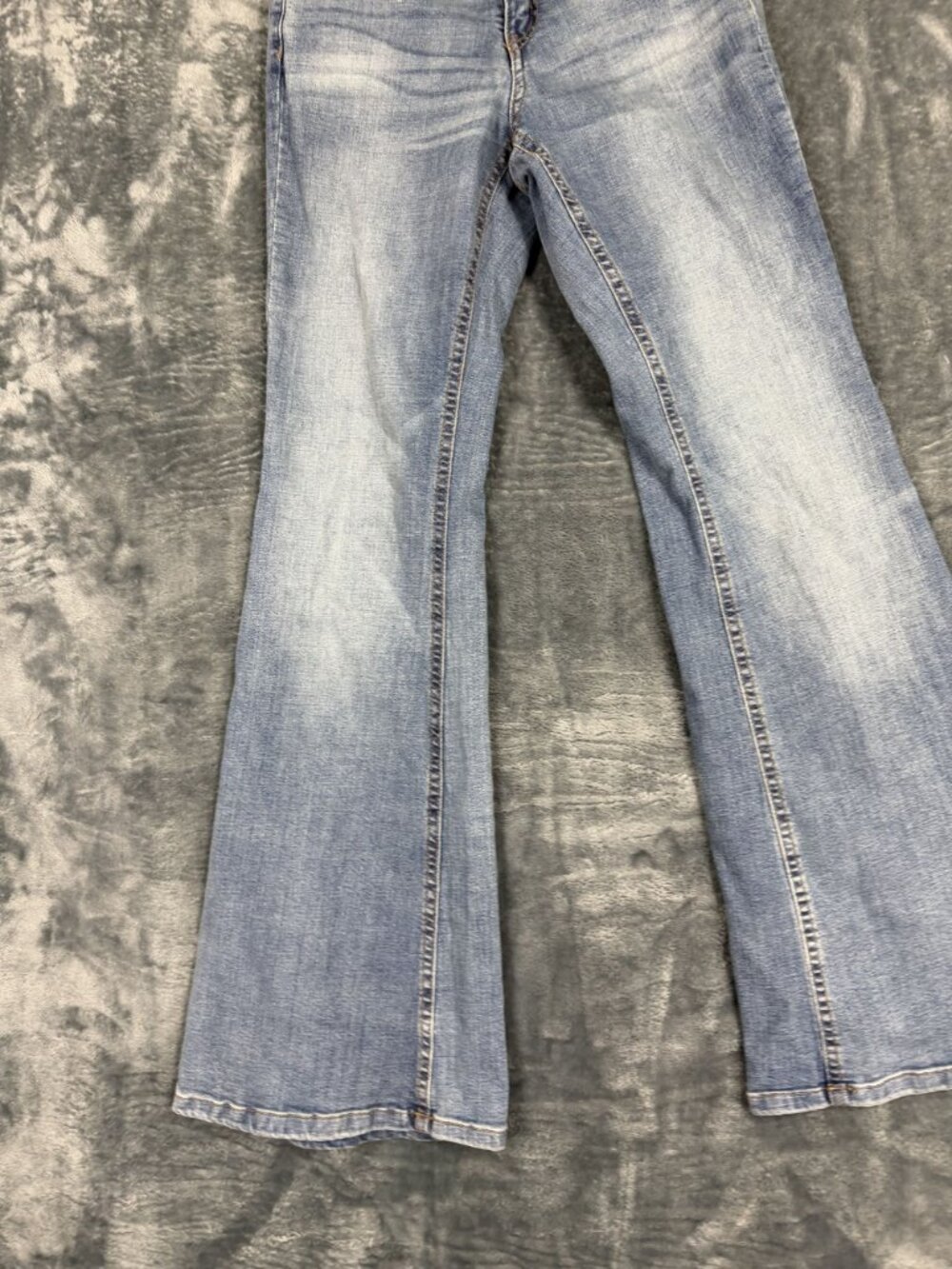 Wild Fable Womens Mid-Rise Flare Jeans Size 4 Light Wash Denim - Picture 3 of 10